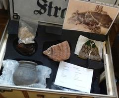 Immer wieder ein anderer Inhalt – das ist das Spannende an unserem Museumskoffer: ein Kochtopf aus dem Mittelalter oder ein Wecker aus Ur-Omas Zeiten, was haben wir dieses Mal wohl für euch eingepackt? (Foto: Stadtmuseum Brandenburg an der Havel)