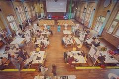 Blick auf den Saal mit Teilnehmenden.