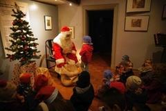 Der Weihnachtsmann erfreute beim "Lebendigen Adventskalender" die Besucher.