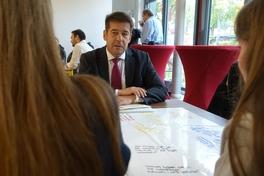 Oberbürgermeister Steffen Scheller beim politischen Speed Dating im Dom-Gymnasium.