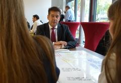Oberbürgermeister Steffen Scheller beim politischen Speed Dating im Dom-Gymnasium.