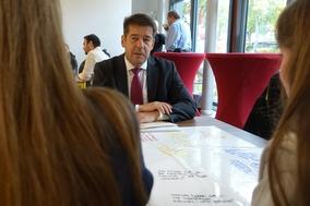 Oberbürgermeister Steffen Scheller beim politischen Speed Dating im Dom-Gymnasium.