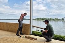 zwei Männer prüfen die Pfeiler