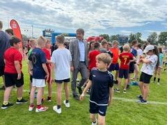 Oberbürgermeister Steffen Scheller mischte sich unter die vielen jungen Teilnehmer.