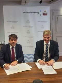 Oberbürgermeister Steffen Scheller (links) und Ballerups Bürgermeister Jesper Würtzen unterzeichnen ... und