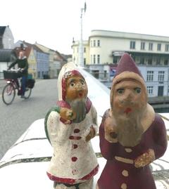 Die Weihnachtswichtel sind in der Stadt unterwegs und lassen sich gerne fotografieren. Die Bilder sind im Frey-Haus versteckt und möchten von neugierigen Augen entdeckt werden.