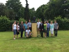 Das 12köpfige Team sorgt für die Sanierung der Schillerbüste, die durch Spenden finanziert werden soll.