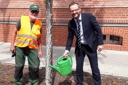 Bürgermeister Michael Müller (rechts) und ein Mitarbeiter der Firma GGS beim Gießen
