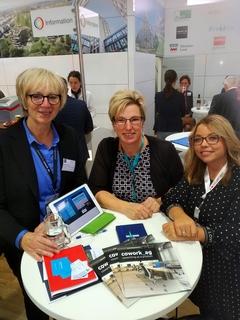 im Gespräch (v.l.n.r.) Marietheres Mimberg, Vorstand Ressort Regionalentwicklung und Fördermittel der cowork AG, Dorit Stawecki und Anett Lamberty von der kommunalen Wirtschaftsförderung