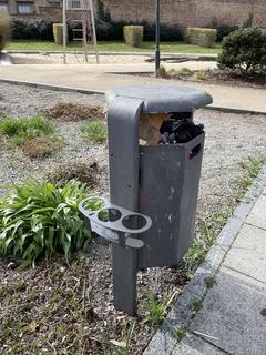 Abfallbehälter im öffentlichen Raum mit Pfandringen