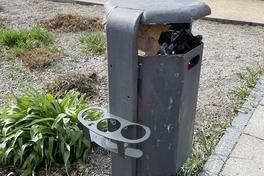 Abfallbehälter im öffentlichen Raum mit Pfandringen