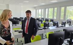 Steffen Scheller schaut sich in der Schule um, hier im Computerkabinett.