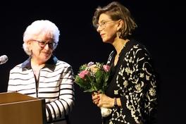 Stifterin Gabriele Wolter ehrte Ulrike Stasche mit dem Frauenpreis