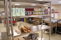 Verkaufsraum mit Regalen