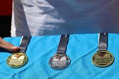Medaillen in Bronze, Silber und Gold.