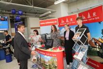 OB Scheller im Gespräch mit Mitarbeitern der Stadt Rathenow.