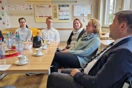 Oberbürgermeister Steffen Scheller im Gespräch mit der Schulleitung der Nicolaischule.