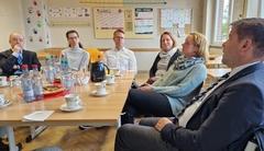 Oberbürgermeister Steffen Scheller im Gespräch mit der Schulleitung der Nicolaischule.