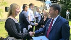 Auch Angelique Häusler wurde von Oberbürgermeister Steffen Scheller herzlich willkommen geheißen und bekam ihre Studienvereinbarung.