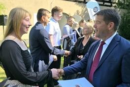 Auch Angelique Häusler wurde von Oberbürgermeister Steffen Scheller herzlich willkommen geheißen und bekam ihre Studienvereinbarung.