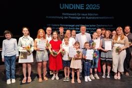 Finales Gruppenfoto des 21. "Undine"-Märchenwettbewerbs mit den illustrierenden Preisträgerinnen und Preisträgern sowie den Unterstützenden.