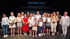 Finales Gruppenfoto des 21. "Undine"-Märchenwettbewerbs mit den illustrierenden Preisträgerinnen und Preisträgern sowie den Unterstützenden.