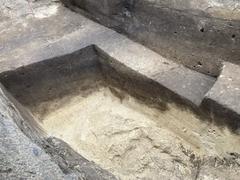 Urgeschichtliche Kulturschicht mit Grubenhaus.