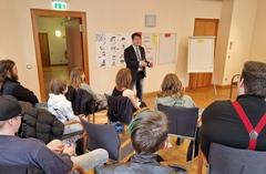 In der Kinder- und Jugendsprechstunde beantwortet Steffen Scheller die Fragen der Kinder und Jugendlichen.