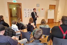 In der Kinder- und Jugendsprechstunde beantwortet Steffen Scheller die Fragen der Kinder und Jugendlichen.