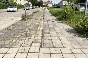 zu sehen ist der Zustand des Gehwegbereiches vor den Bauarbeiten