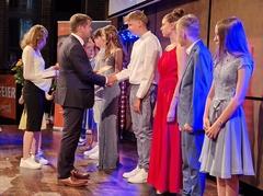 Oberbürgermeister Steffen Scheller hielt die Festrede zur Jugendfeier und überreichte den jungen Erwachsenen ihre Urkunden.