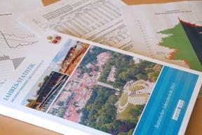 Statistisches Jahresbuch und andere statistische Berichte liegen auf dem Tisch