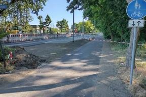 Blick auf die bereits fertiggestellte südliche Straßenseite