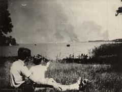 Zwei Kinder blicken von der Malge auf die brennende Stadt. Für sie wird der Krieg in wenigen Tagen zu Ende sein, aber wie geht es weiter? (Foto: Stadtmuseum Brandenburg an der Havel)