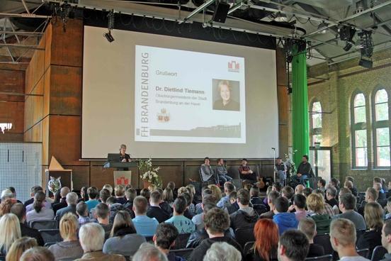 Neue Studenten an der Fachhochschule Brandenburg