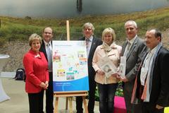 Auch in der Ausstellungshalle des Landes Sachsen-Anhalt wird mit einem eigenen Stand für die BUGA 2015 geworben. Dr. Dietlind Tiemann, Bernd Poloski, Bürgermeister Havelberg, zusammen mit Wirtschaftsminster (Sachsen-Anhalt) Hartmut Möllring (v.l.n.r.)