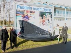 Mit Frauenpower wird das Plakat enthüllt.