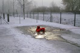 Rettung von Eingebrochenen mittels einer Leine und Rettungsring (Person muss hier in der Lage sein sich noch kräftig festzuhalten)