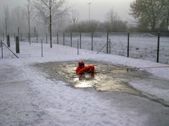 Rettung von Eingebrochenen mittels einer Leine und Rettungsring (Person muss hier in der Lage sein sich noch kräftig festzuhalten)