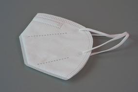 FFP2-Maske liegt auf einem Tisch