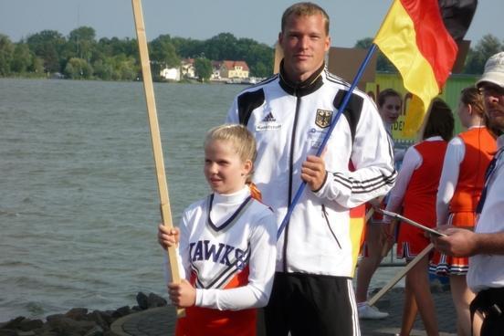 Der Fahnenträger des deutschen Teams bei der Eröffnung der Kanu-EM 2009