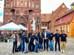 Teamfoto vor dem Altstädtischen Rathaus