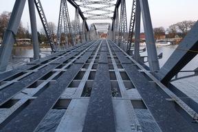 das Brückenfeld Brandenburger Seite