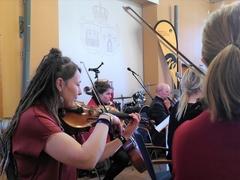 Eine Frau spielt Violine