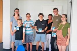 Beigeordnete Alexandra Adel (links) mit den Gewinnern der Jugendumfrage