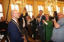 Der frisch gekürte OB nach dem Anlegen seiner Amtskette.