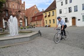 Oberbürgermeister Daniel Keip mit Fahrrad auf dem Altstädtischen Markt.