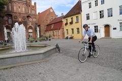 Oberbürgermeister Daniel Keip mit Fahrrad auf dem Altstädtischen Markt.