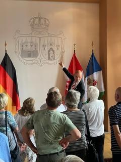 Bei einem Rundgang durch das Rathaus erläuterte er ihnen auch das Stadtwappen.