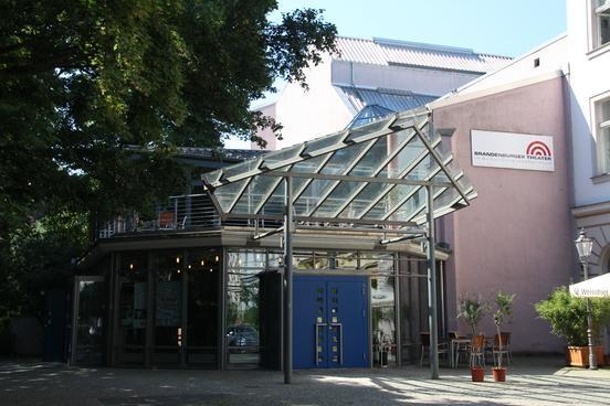 Haupteingang des Brandenburger Theaters